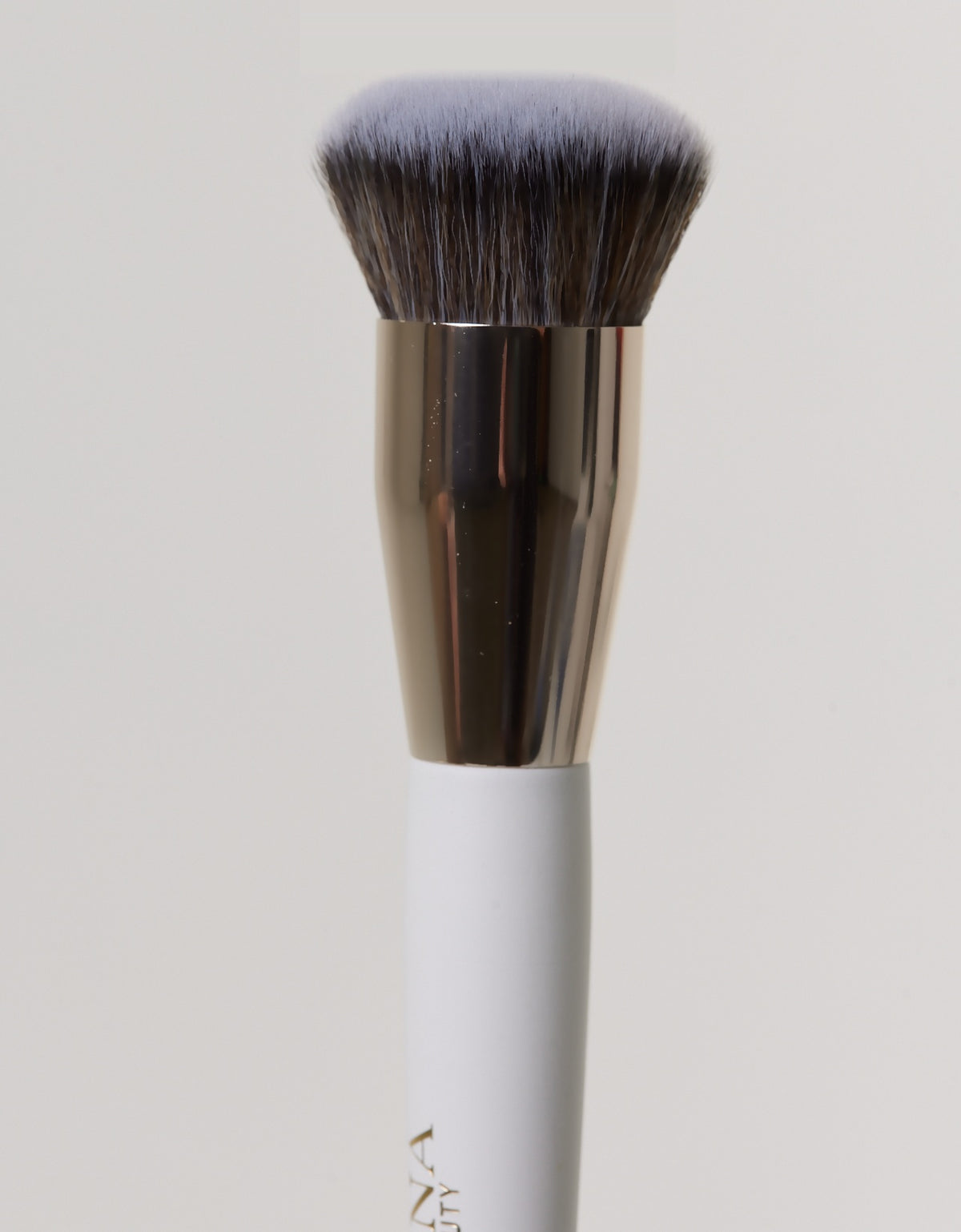 Essentials Kabuki Foundation - HB01